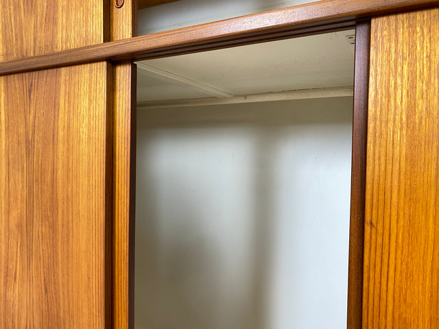 WMK Stilvoller & gut erhaltener groáer skandinavischer Kleiderschrank in Teakholz mit Schiebetren & Aufsatz # Schrank W„scheschrank Schlafzimmerschrank Wardrobe Danish Design Mid-Century Vintage Teak