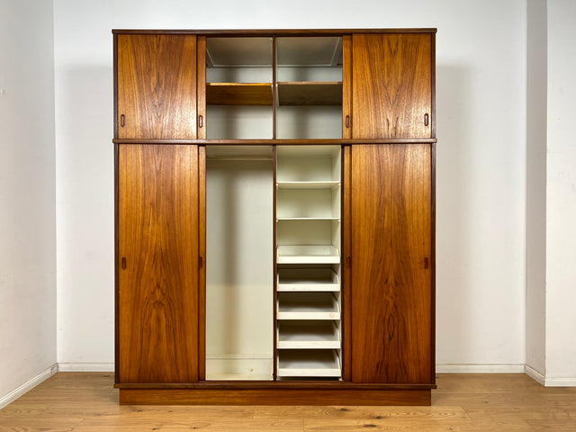 WMK Stilvoller & gut erhaltener groáer skandinavischer Kleiderschrank in Teakholz mit Schiebetren & Aufsatz # Schrank W„scheschrank Schlafzimmerschrank Wardrobe Danish Design Mid-Century Vintage Teak