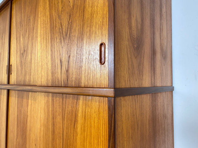 WMK Stilvoller & gut erhaltener groáer skandinavischer Kleiderschrank in Teakholz mit Schiebetren & Aufsatz # Schrank W„scheschrank Schlafzimmerschrank Wardrobe Danish Design Mid-Century Vintage Teak