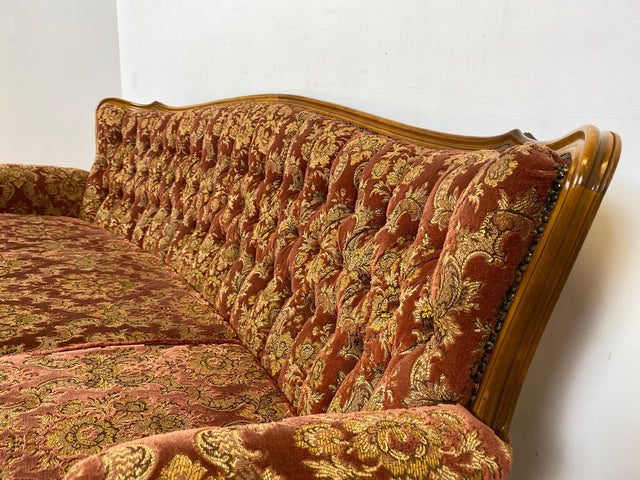 WMK Pompöses, bequemes und sehr gut erhaltenes Vintage Sofa im Stile des Rokoko mit hochwertigem Brokat Stoffbezug und reichverziertem Nussbaum Rahmen # Couch Chaiselongue Barock Chippendale Vintage