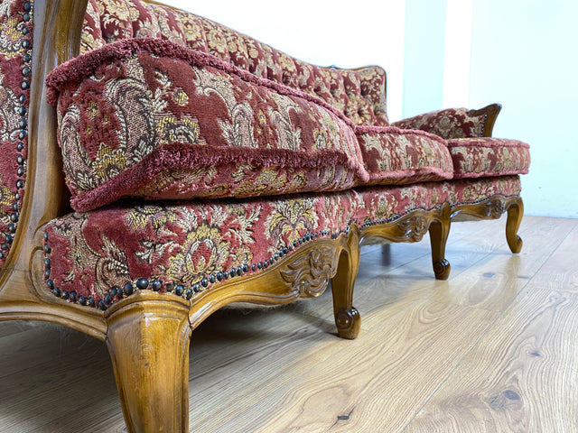 WMK Pompöses, bequemes und sehr gut erhaltenes Vintage Sofa im Stile des Rokoko mit hochwertigem Brokat Stoffbezug und reichverziertem Nussbaum Rahmen # Couch Chaiselongue Barock Chippendale Vintage