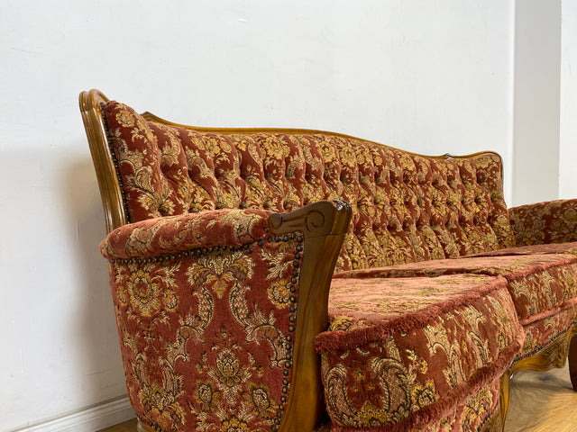 WMK Pompöses, bequemes und sehr gut erhaltenes Vintage Sofa im Stile des Rokoko mit hochwertigem Brokat Stoffbezug und reichverziertem Nussbaum Rahmen # Couch Chaiselongue Barock Chippendale Vintage