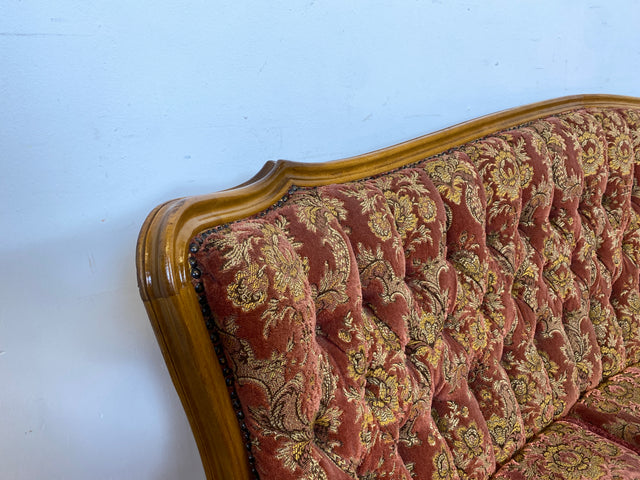 WMK Pompöses, bequemes und sehr gut erhaltenes Vintage Sofa im Stile des Rokoko mit hochwertigem Brokat Stoffbezug und reichverziertem Nussbaum Rahmen # Couch Chaiselongue Barock Chippendale Vintage