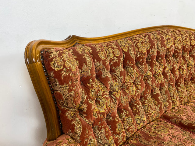 WMK Pompöses, bequemes und sehr gut erhaltenes Vintage Sofa im Stile des Rokoko mit hochwertigem Brokat Stoffbezug und reichverziertem Nussbaum Rahmen # Couch Chaiselongue Barock Chippendale Vintage