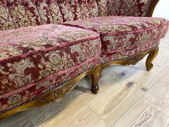 WMK Pompöses, bequemes und sehr gut erhaltenes Vintage Sofa im Stile des Rokoko mit hochwertigem Brokat Stoffbezug und reichverziertem Nussbaum Rahmen # Couch Chaiselongue Barock Chippendale Vintage