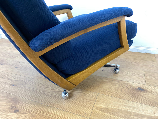 WMK Besonders schöner & äußerst bequemer Mid-Century Drehsessel auf Rollen mit passendem Fußhocker in neuem königsblauem Bezug # Sessel Drehstuhl Relax  Lounge Lesesessel Fernsehsessel Liege Vintage