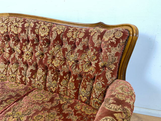 WMK Pompöses, bequemes und sehr gut erhaltenes Vintage Sofa im Stile des Rokoko mit hochwertigem Brokat Stoffbezug und reichverziertem Nussbaum Rahmen # Couch Chaiselongue Barock Chippendale Vintage