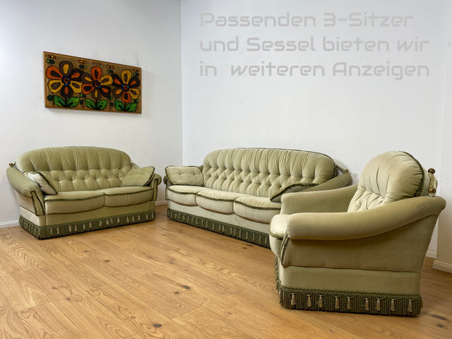 WMK Hübsches, bequemes und sehr gut erhaltenes Vintage Sofa mit gestepptem Rücken, ausklappbaren Armlehnen, Fransen & samtigen Originalbezug # 2er Couch 2-Sitzer Sitzgarnitur Daybed Loveseat Retro