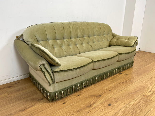 WMK Hübsches, bequemes und sehr gut erhaltenes Vintage Sofa mit gestepptem Rücken, ausklappbaren Armlehnen, Fransen & samtigen Originalbezug # 3er Couch 3-Sitzer Sitzgarnitur Daybed Loveseat Retro