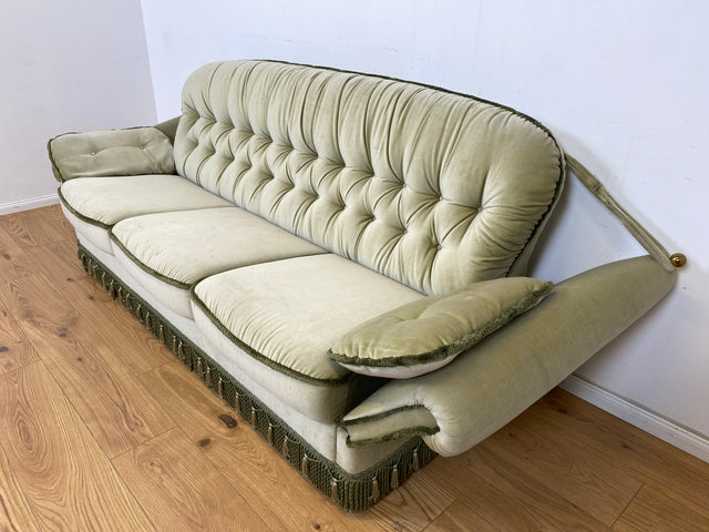 WMK Hübsches, bequemes und sehr gut erhaltenes Vintage Sofa mit gestepptem Rücken, ausklappbaren Armlehnen, Fransen & samtigen Originalbezug # 3er Couch 3-Sitzer Sitzgarnitur Daybed Loveseat Retro