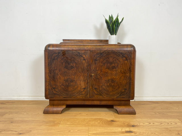 WMK Formschöne, geräumige und gut erhaltene 1930er Jahre Art Deco Anrichte aus vollem Holz mit wunderschönem Wurzelholz veredelt # Schrank Kommode Büfett Buffett Kredenz Theke Sideboard Antik Vintage