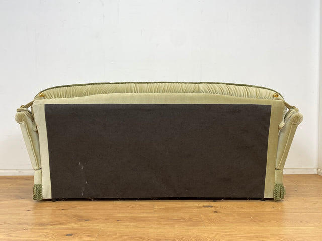 WMK Hübsches, bequemes und sehr gut erhaltenes Vintage Sofa mit gestepptem Rücken, ausklappbaren Armlehnen, Fransen & samtigen Originalbezug # 3er Couch 3-Sitzer Sitzgarnitur Daybed Loveseat Retro