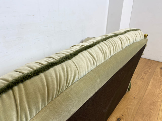 WMK Hübsches, bequemes und sehr gut erhaltenes Vintage Sofa mit gestepptem Rücken, ausklappbaren Armlehnen, Fransen & samtigen Originalbezug # 3er Couch 3-Sitzer Sitzgarnitur Daybed Loveseat Retro