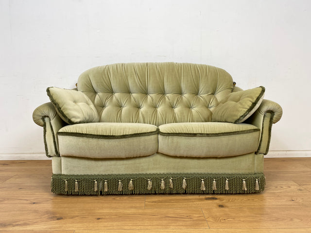 WMK Hübsches, bequemes und sehr gut erhaltenes Vintage Sofa mit gestepptem Rücken, ausklappbaren Armlehnen, Fransen & samtigen Originalbezug # 2er Couch 2-Sitzer Sitzgarnitur Daybed Loveseat Retro