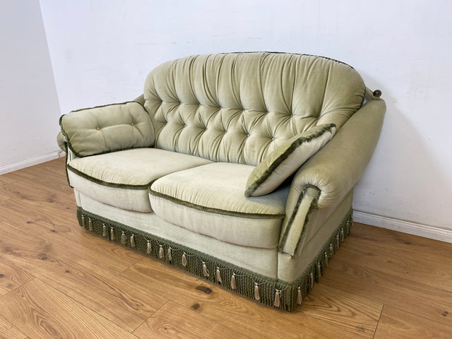 WMK Hübsches, bequemes und sehr gut erhaltenes Vintage Sofa mit gestepptem Rücken, ausklappbaren Armlehnen, Fransen & samtigen Originalbezug # 2er Couch 2-Sitzer Sitzgarnitur Daybed Loveseat Retro