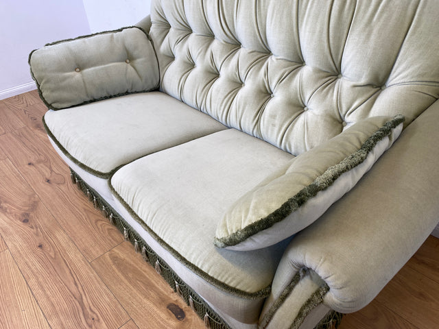 WMK Hübsches, bequemes und sehr gut erhaltenes Vintage Sofa mit gestepptem Rücken, ausklappbaren Armlehnen, Fransen & samtigen Originalbezug # 2er Couch 2-Sitzer Sitzgarnitur Daybed Loveseat Retro