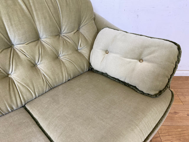 WMK Hübsches, bequemes und sehr gut erhaltenes Vintage Sofa mit gestepptem Rücken, ausklappbaren Armlehnen, Fransen & samtigen Originalbezug # 2er Couch 2-Sitzer Sitzgarnitur Daybed Loveseat Retro