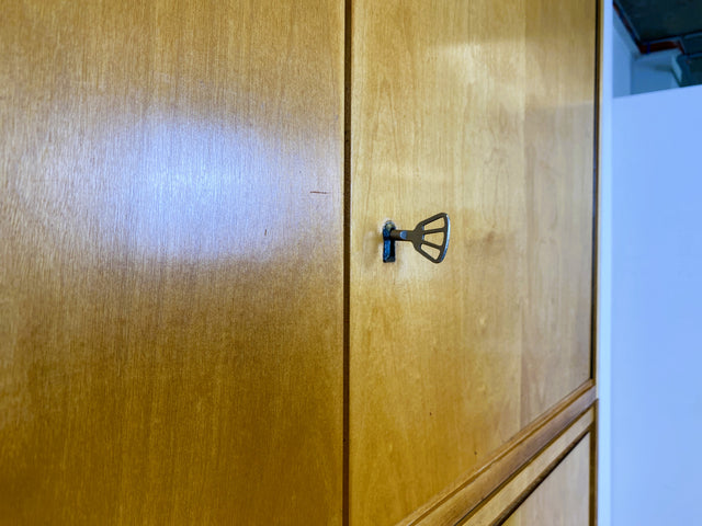 WMK # Raumaufhellender und geräumiger Mid-Century Kleiderschrank aus 1964 in Buche und Birke mit Aufsatz # Schrank Wäscheschrank Wardrobe Schlafzimmerschrank Aufsatzschrank DDR Vintage Retro 60er