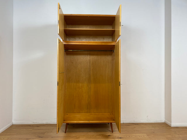 WMK # Raumaufhellender und geräumiger Mid-Century Kleiderschrank aus 1964 in Buche und Birke mit Aufsatz # Schrank Wäscheschrank Wardrobe Schlafzimmerschrank Aufsatzschrank DDR Vintage Retro 60er