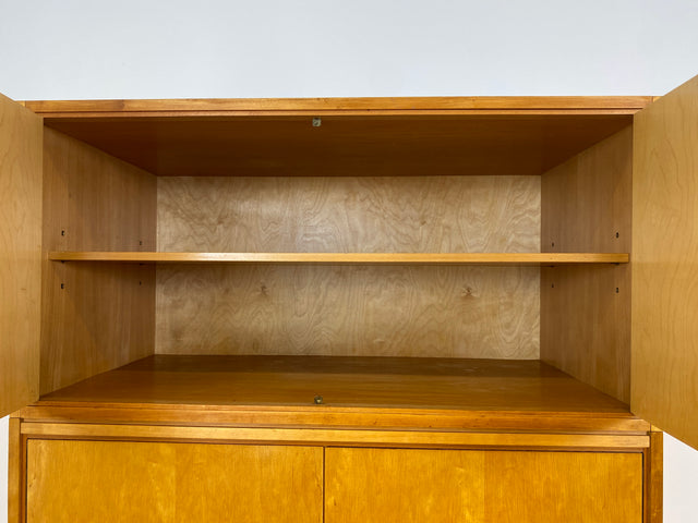 WMK # Raumaufhellender und geräumiger Mid-Century Kleiderschrank aus 1964 in Buche und Birke mit Aufsatz # Schrank Wäscheschrank Wardrobe Schlafzimmerschrank Aufsatzschrank DDR Vintage Retro 60er