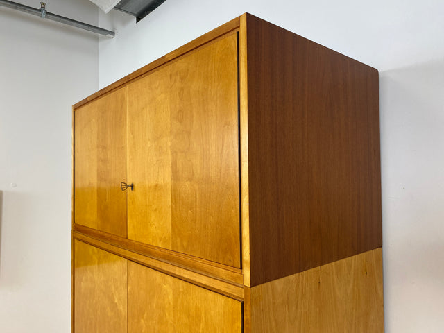 WMK # Raumaufhellender und geräumiger Mid-Century Kleiderschrank aus 1964 in Buche und Birke mit Aufsatz # Schrank Wäscheschrank Wardrobe Schlafzimmerschrank Aufsatzschrank DDR Vintage Retro 60er