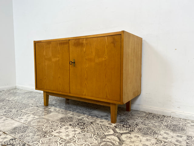 WMK Stilvolle jedoch etwas abgerockte Mid-Century Kommode 602/A aus 1968 in Senesche , ein Original von Franz Ehrlich für VEB Hellerau # Schrank Fernsehkommode TV-Lowboard Sideboard 60er DDR Vintage