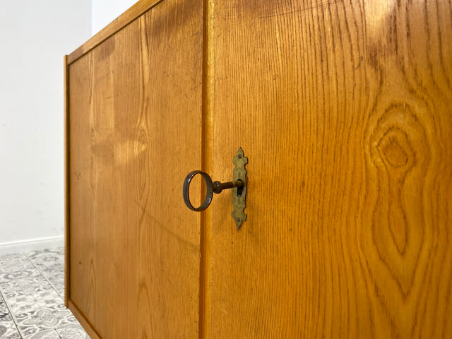 WMK Stilvolle jedoch etwas abgerockte Mid-Century Kommode 602/A aus 1968 in Senesche , ein Original von Franz Ehrlich für VEB Hellerau # Schrank Fernsehkommode TV-Lowboard Sideboard 60er DDR Vintage