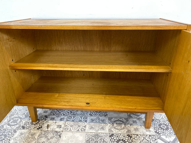 WMK Stilvolle jedoch etwas abgerockte Mid-Century Kommode 602/A aus 1968 in Senesche , ein Original von Franz Ehrlich für VEB Hellerau # Schrank Fernsehkommode TV-Lowboard Sideboard 60er DDR Vintage