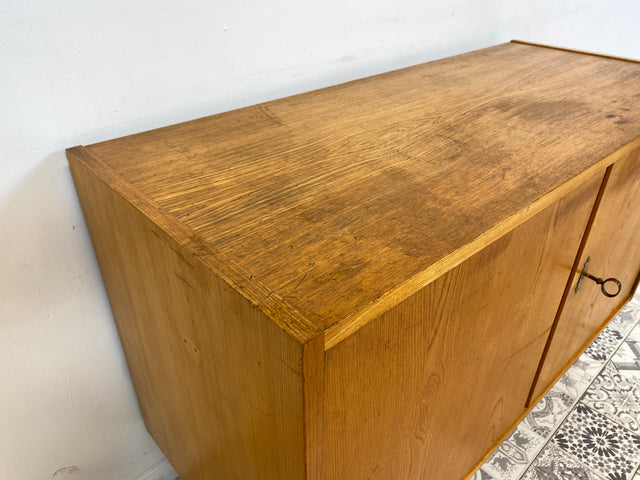 WMK Stilvolle jedoch etwas abgerockte Mid-Century Kommode 602/A aus 1968 in Senesche , ein Original von Franz Ehrlich für VEB Hellerau # Schrank Fernsehkommode TV-Lowboard Sideboard 60er DDR Vintage