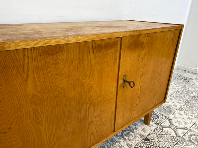 WMK Stilvolle jedoch etwas abgerockte Mid-Century Kommode 602/A aus 1968 in Senesche , ein Original von Franz Ehrlich für VEB Hellerau # Schrank Fernsehkommode TV-Lowboard Sideboard 60er DDR Vintage