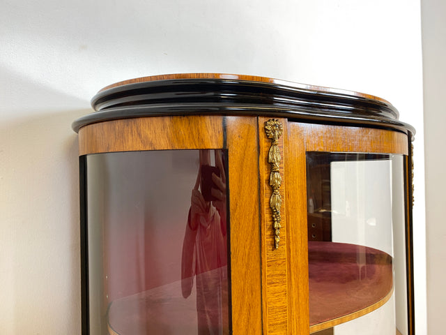 WMK Vornehme und sehr gut erhaltene Stilmöbel Vitrine im Stile des Rokoko mit feinen Intarsien , edlen Messingbeschlägen und Bogenfront # Glasvitrinen Geschirrschrank Schrank Antike Louis XVI Barock