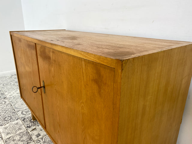 WMK Stilvolle jedoch etwas abgerockte Mid-Century Kommode 602/A aus 1968 in Senesche , ein Original von Franz Ehrlich für VEB Hellerau # Schrank Fernsehkommode TV-Lowboard Sideboard 60er DDR Vintage