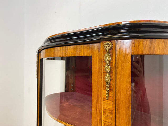 WMK Vornehme und sehr gut erhaltene Stilmöbel Vitrine im Stile des Rokoko mit feinen Intarsien , edlen Messingbeschlägen und Bogenfront # Glasvitrinen Geschirrschrank Schrank Antike Louis XVI Barock