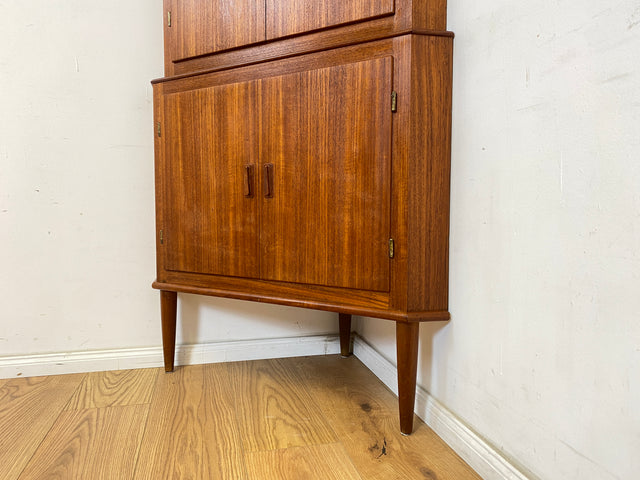 WMK Stilvoller & sehr gut erhaltener skandinavischer 60er Jahre Eckschrank in Teakholz mit verspiegeltem Barschrank # Eckkommode Highboard Schrank Bar Barkommode Danish Design Vintage Mid-Century Teak