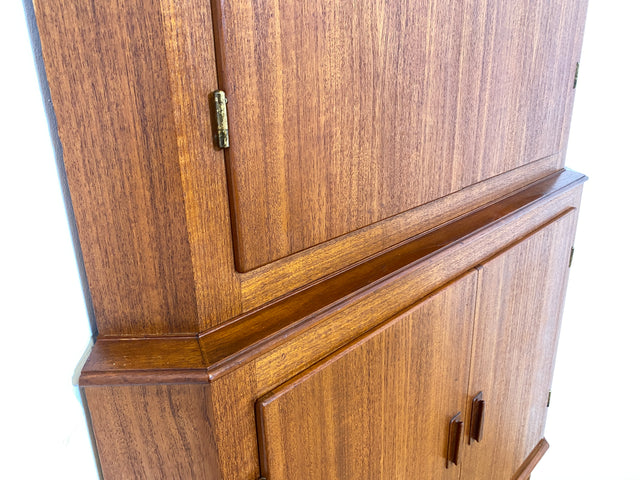 WMK Stilvoller & sehr gut erhaltener skandinavischer 60er Jahre Eckschrank in Teakholz mit verspiegeltem Barschrank # Eckkommode Highboard Schrank Bar Barkommode Danish Design Vintage Mid-Century Teak