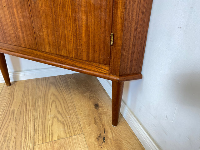 WMK Stilvoller & sehr gut erhaltener skandinavischer 60er Jahre Eckschrank in Teakholz mit verspiegeltem Barschrank # Eckkommode Highboard Schrank Bar Barkommode Danish Design Vintage Mid-Century Teak