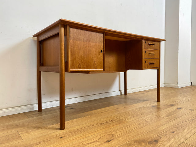 WMK Stilvoller und sehr gut erhaltener skandinavischer Schreibtisch in Teakholz , freistehend mit Regal und Fach an der Rückseite # Arbeitstisch Bürotisch Desk Danisch Design Mid-Century Vintage Teak