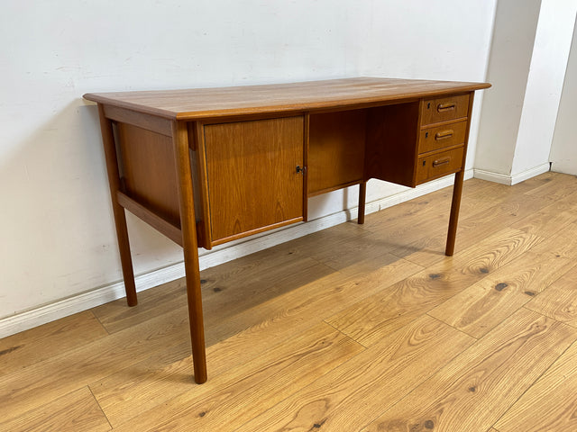 WMK Stilvoller und sehr gut erhaltener skandinavischer Schreibtisch in Teakholz , freistehend mit Regal und Fach an der Rückseite # Arbeitstisch Bürotisch Desk Danisch Design Mid-Century Vintage Teak