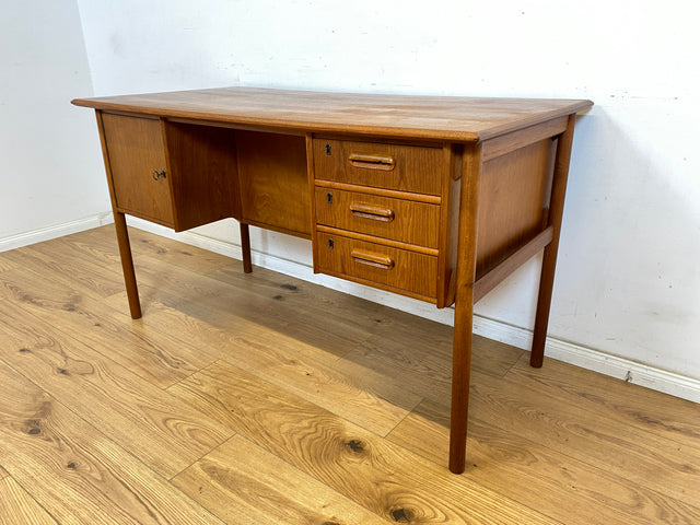 WMK Stilvoller und sehr gut erhaltener skandinavischer Schreibtisch in Teakholz , freistehend mit Regal und Fach an der Rückseite # Arbeitstisch Bürotisch Desk Danisch Design Mid-Century Vintage Teak