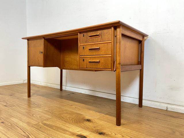 WMK Stilvoller und sehr gut erhaltener skandinavischer Schreibtisch in Teakholz , freistehend mit Regal und Fach an der Rückseite # Arbeitstisch Bürotisch Desk Danisch Design Mid-Century Vintage Teak