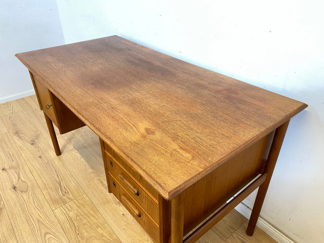 WMK Stilvoller und sehr gut erhaltener skandinavischer Schreibtisch in Teakholz , freistehend mit Regal und Fach an der Rückseite # Arbeitstisch Bürotisch Desk Danisch Design Mid-Century Vintage Teak