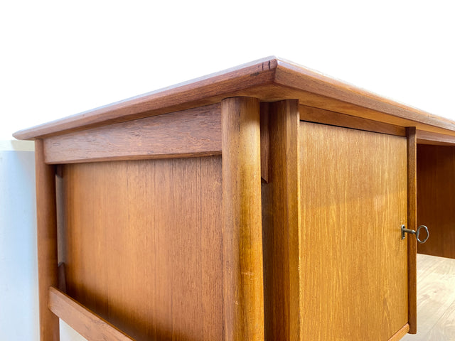 WMK Stilvoller und sehr gut erhaltener skandinavischer Schreibtisch in Teakholz , freistehend mit Regal und Fach an der Rückseite # Arbeitstisch Bürotisch Desk Danisch Design Mid-Century Vintage Teak