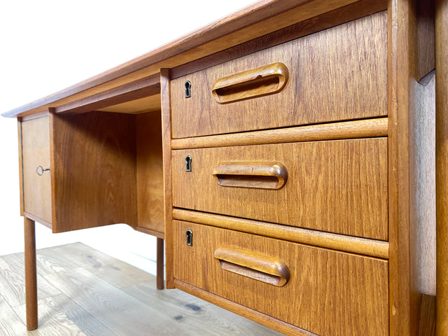 WMK Stilvoller und sehr gut erhaltener skandinavischer Schreibtisch in Teakholz , freistehend mit Regal und Fach an der Rückseite # Arbeitstisch Bürotisch Desk Danisch Design Mid-Century Vintage Teak