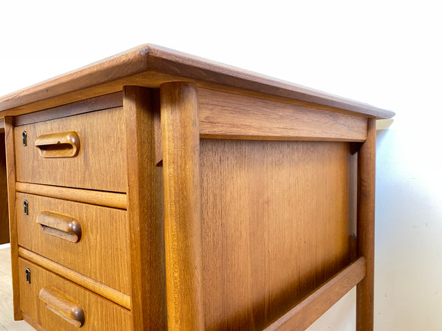 WMK Stilvoller und sehr gut erhaltener skandinavischer Schreibtisch in Teakholz , freistehend mit Regal und Fach an der Rückseite # Arbeitstisch Bürotisch Desk Danisch Design Mid-Century Vintage Teak