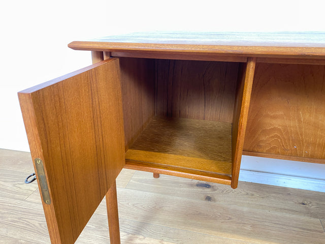 WMK Stilvoller und sehr gut erhaltener skandinavischer Schreibtisch in Teakholz , freistehend mit Regal und Fach an der Rückseite # Arbeitstisch Bürotisch Desk Danisch Design Mid-Century Vintage Teak