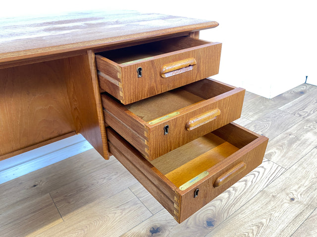 WMK Stilvoller und sehr gut erhaltener skandinavischer Schreibtisch in Teakholz , freistehend mit Regal und Fach an der Rückseite # Arbeitstisch Bürotisch Desk Danisch Design Mid-Century Vintage Teak