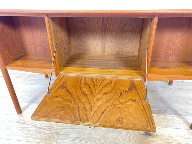 WMK Stilvoller und sehr gut erhaltener skandinavischer Schreibtisch in Teakholz , freistehend mit Regal und Fach an der Rückseite # Arbeitstisch Bürotisch Desk Danisch Design Mid-Century Vintage Teak