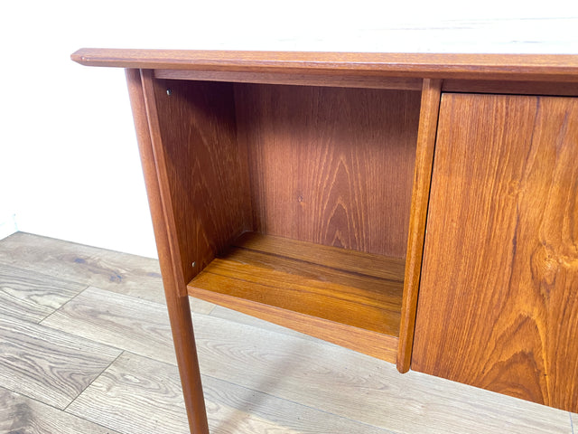 WMK Stilvoller und sehr gut erhaltener skandinavischer Schreibtisch in Teakholz , freistehend mit Regal und Fach an der Rückseite # Arbeitstisch Bürotisch Desk Danisch Design Mid-Century Vintage Teak