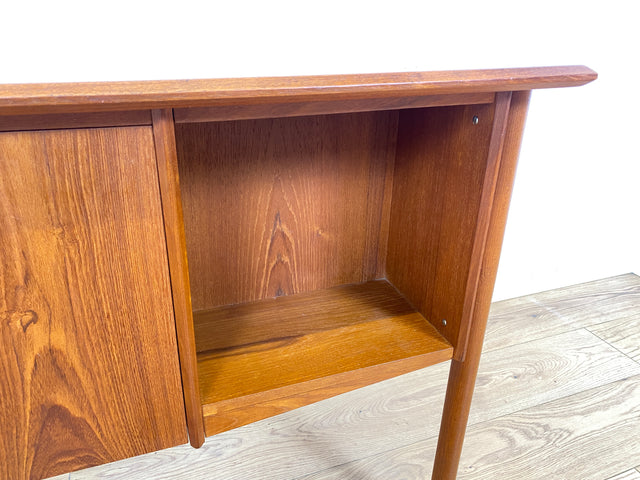 WMK Stilvoller und sehr gut erhaltener skandinavischer Schreibtisch in Teakholz , freistehend mit Regal und Fach an der Rückseite # Arbeitstisch Bürotisch Desk Danisch Design Mid-Century Vintage Teak