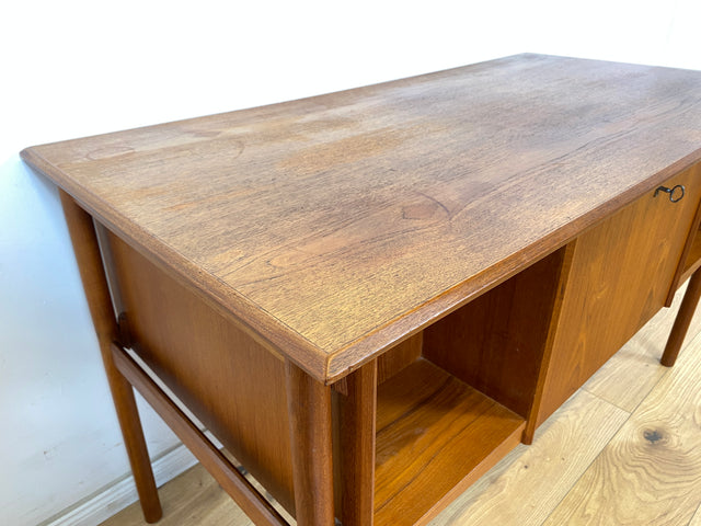 WMK Stilvoller und sehr gut erhaltener skandinavischer Schreibtisch in Teakholz , freistehend mit Regal und Fach an der Rückseite # Arbeitstisch Bürotisch Desk Danisch Design Mid-Century Vintage Teak